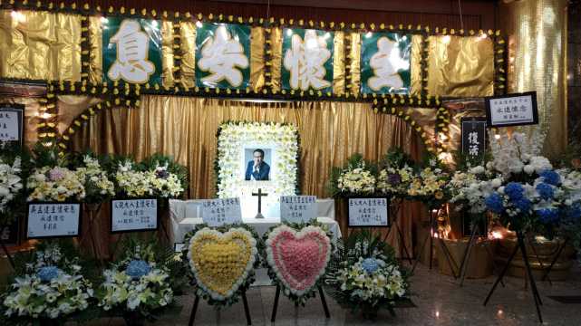 吴孟达|吴孟达丧礼现场照片公开，爱妻和子女以及女婿等都敬献了花牌