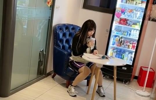 钟婷|千万网红钟婷私下形象太不雅，坐床上舔脚，还把别人袜子塞嘴里