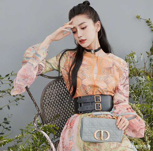 衣在配不在贵|杨颖穿衣很讲究细节，背心用“双肩带”固定，看似简单却有新潮感