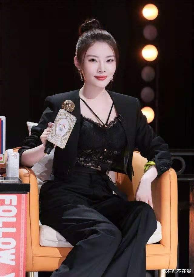 衣在配不在贵|徐冬冬身材好真占便宜，穿西装露出内搭一点不尴尬，反倒时髦显高