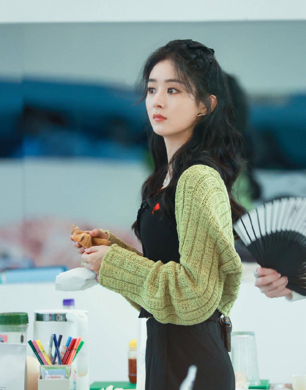 台湾|赵丽颖穿绿色小开衫录，《中餐厅》比赞甜笑状态佳