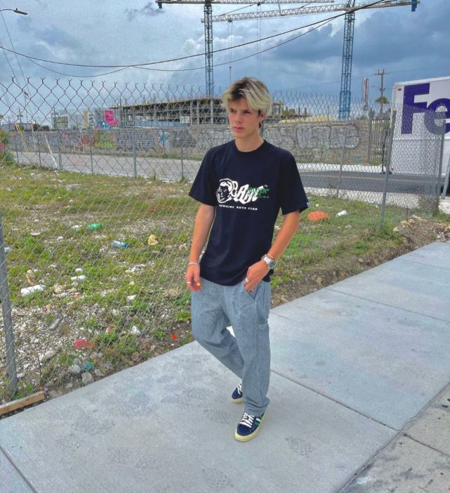 哈珀·贝克汉姆|贝克汉姆女儿发育失控？不满10岁小七开心跳舞，身材显早熟