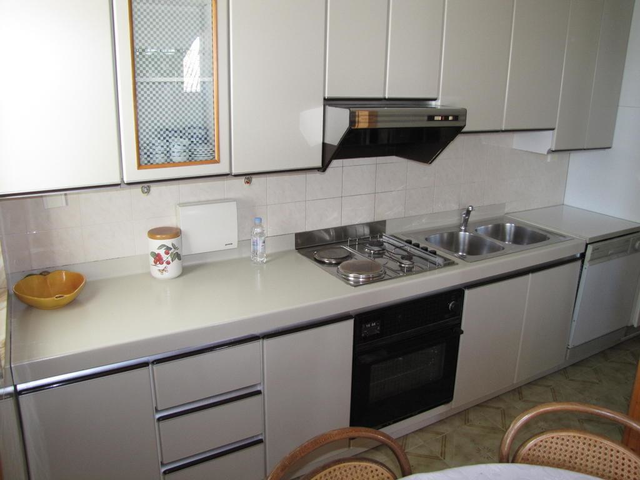 装修时尚家|初次装修橱柜要不要做到顶？看到邻居家的厨房我才明白差距在哪