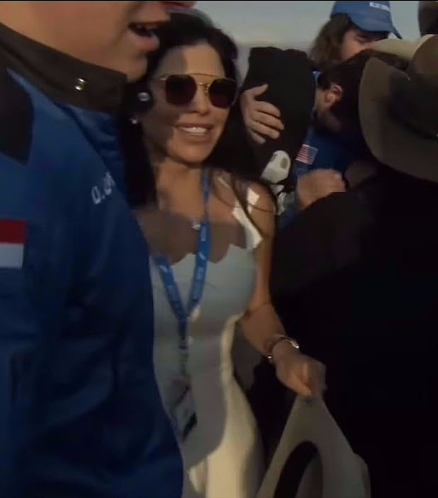 全球时尚风行|世界首富51岁未婚妻喜迎他太空归来！秀黄钻戒指，白裙造型真少女