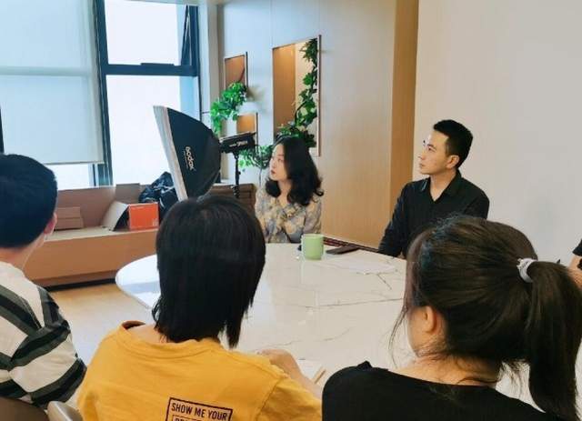 林生斌|林生斌被骗得好惨，网友曝出林生斌现任的高中照片，真是一言难尽