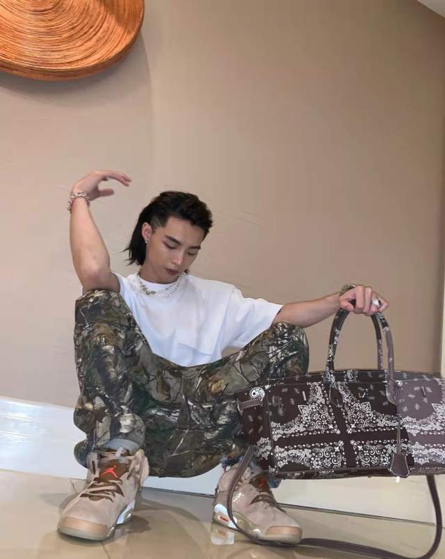 肖战|肖战出道五周年！所在组合被盼解散，休学、恋爱、被曝隐婚太戏剧