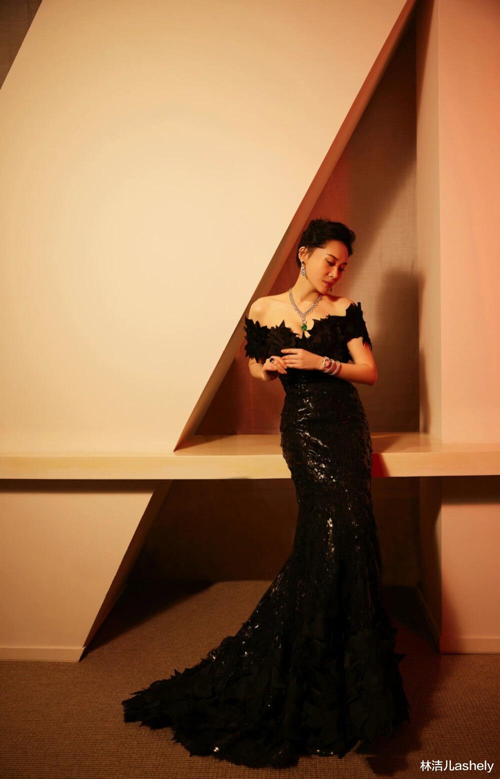 许晴|52岁的许晴不仅是冻龄女神，她还拥有永远20岁的身材，撩人于无形