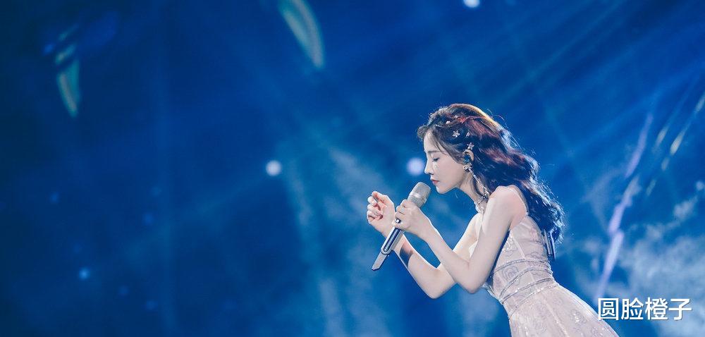 女孩|冯提莫献唱“最美的夜”,一袭粉色礼服甜美亮相,人美歌甜好耀眼