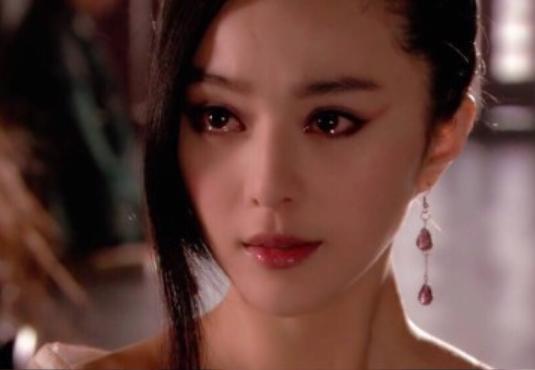 妲己|“妲己”成妖：吴谨言靠换装、张馨予靠化妆，而她俩只需装柔弱