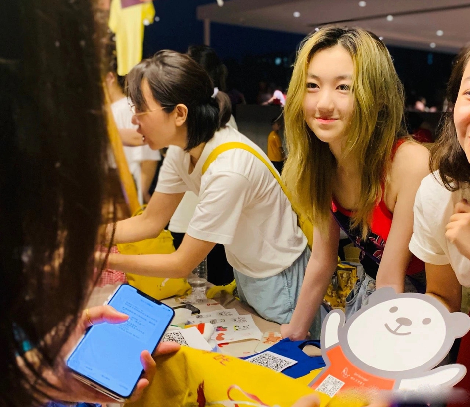 姐姐|15岁李嫣参加舞会，红色抹胸礼裙秀性感，长发披肩侧颜超像王菲