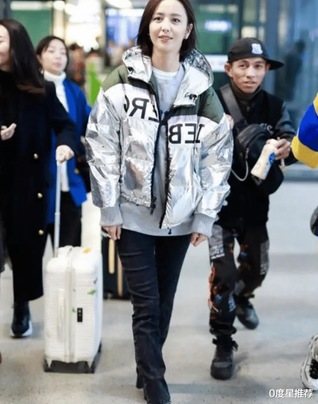 佟丽娅|佟丽娅这身材谁不爱？穿羽绒服也不显臃肿，“仙鹤腿”杨幂都想拥有