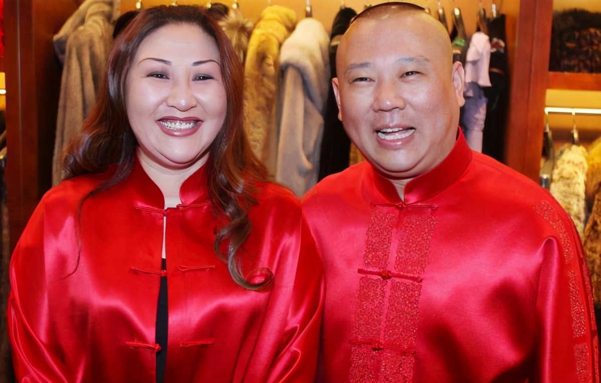 郭德纲|郭德纲王惠录节目！同款“中老年情侣装”显甜蜜，目光紧跟老板娘