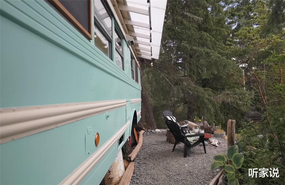 她买下1969年报废校车,将车壳变成13㎡乡下蜗居,网友:是真的服