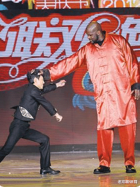 奥尼尔|奥尼尔天赋真是令人羡慕不已！小腿比麦迪细 手掌比女友腰宽
