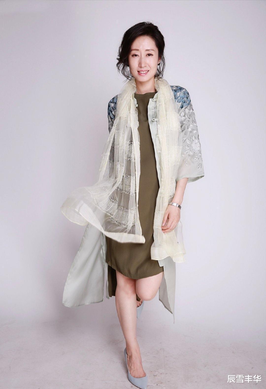 辰雪丰华|没想到刘敏涛这么美，白色“羽毛”连衣裙加身，与平时判若两人