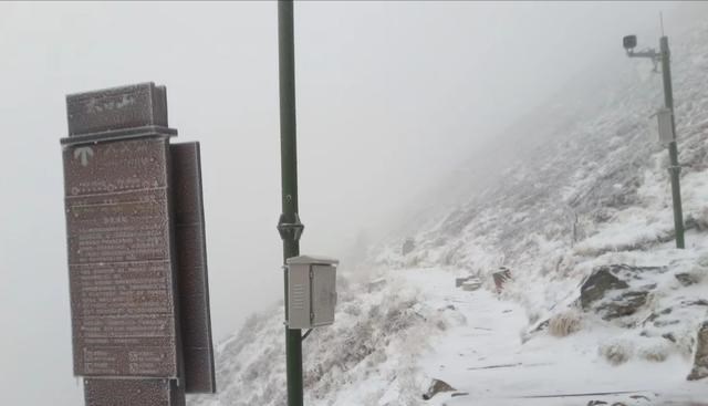 秦岭 陕西秦岭藏一山脉，刚到夏天突然下雪，让人猝不及防，游客也郁闷