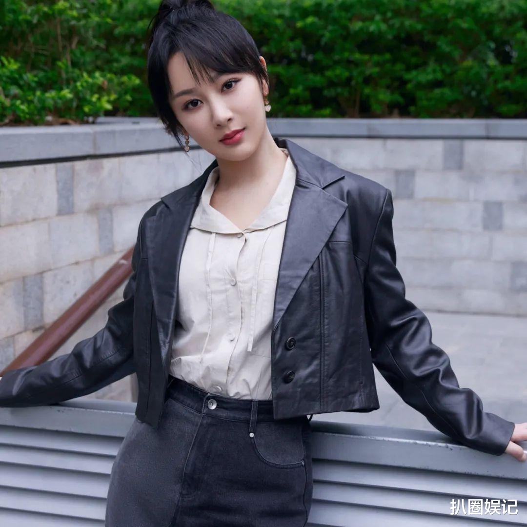 赵露思|赵露思现在开始炒资源咖人设了，说自己是娱乐圈天降紫薇星