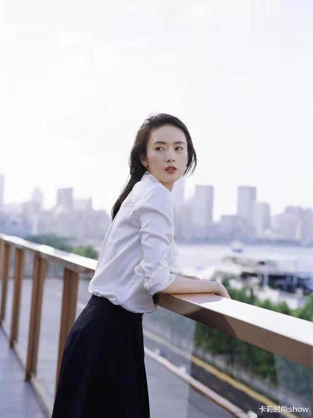 卡莉时尚show|童瑶辨识度直线上升,穿斜肩长裙气质没得挑,摆脱小章子怡标签