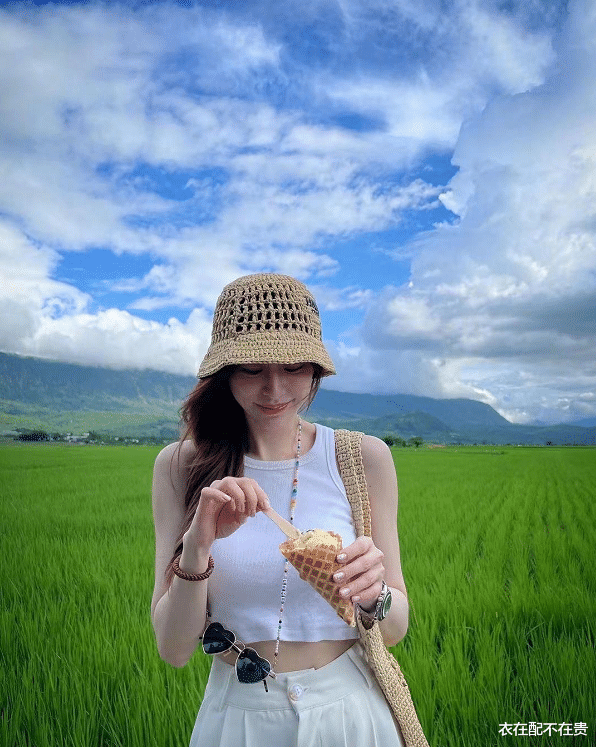 衣在配不在贵|王心凌外出游玩又“破费”了,一顶草帽要4千多,效果时髦又减龄