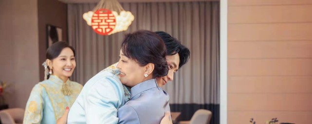 魏晨|魏晨婚礼接亲现场图公开，身穿蓝金礼服喜气洋洋，二老满脸幸福接过新人敬茶