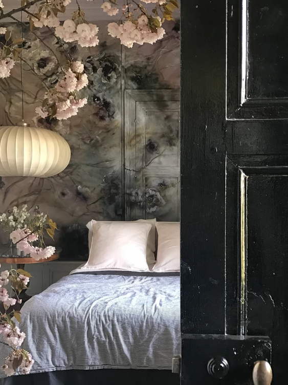 收藏家 她买下一座废弃城堡，花10年用画笔打造3000㎡绝美画室！