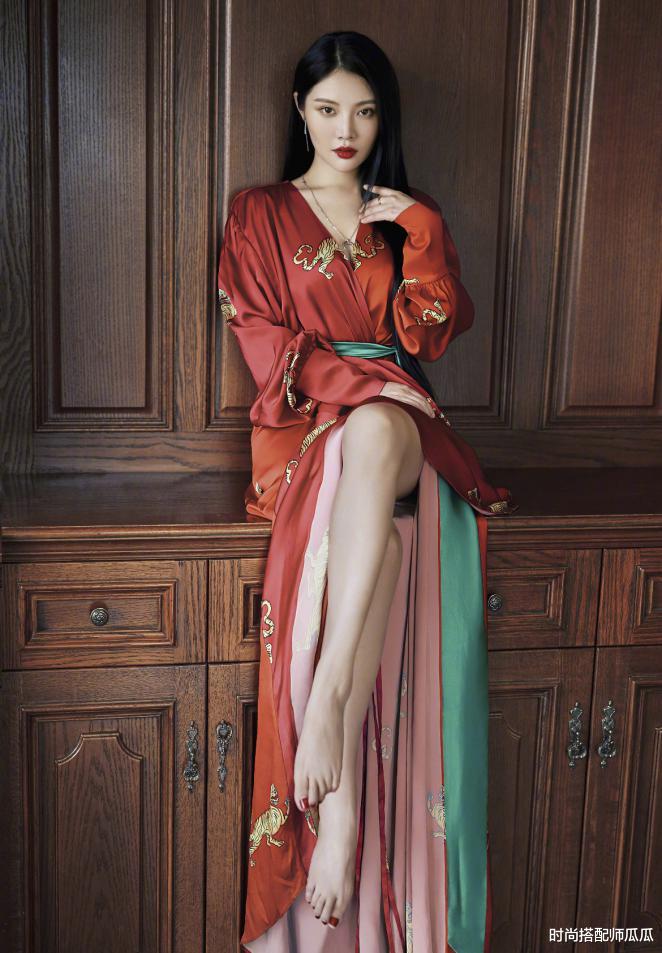 徐冬冬|?徐冬冬裙子也太“挤”了吧？撑成这样仍晒出来，身材好真任性