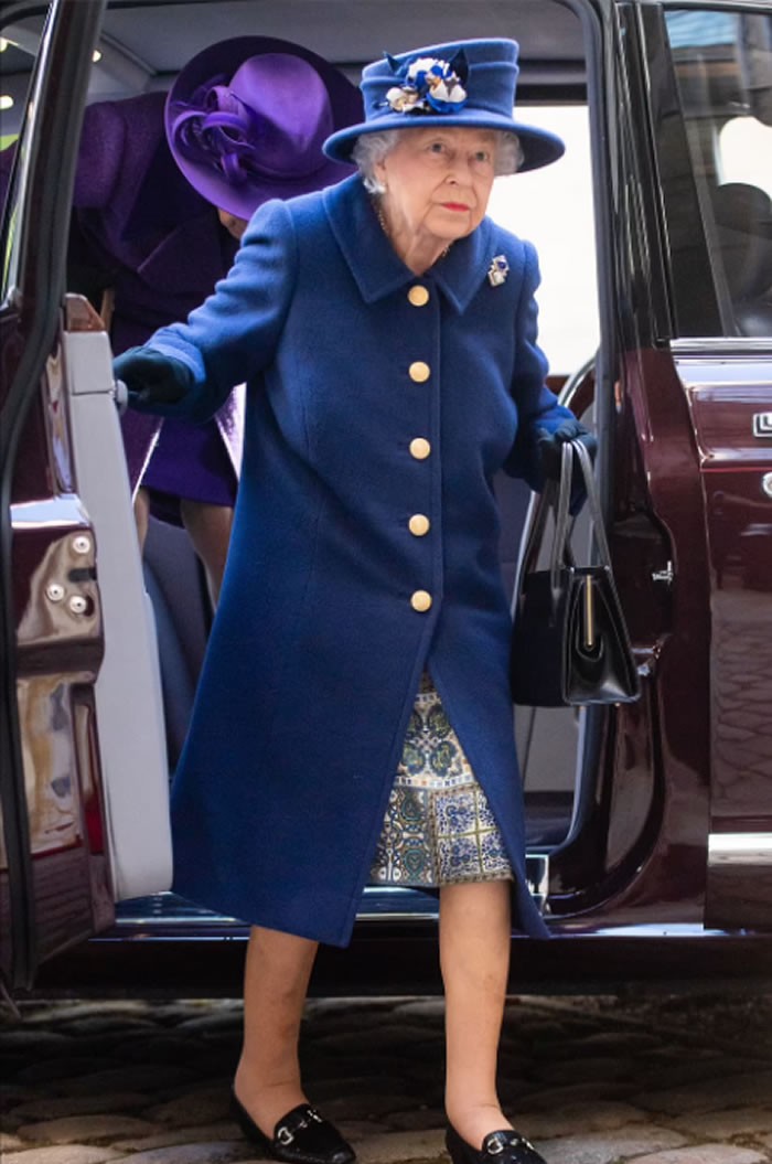 闸坡 弯腰脚肿拄拐杖，95岁的英国女王确实老了，73岁的查尔斯能继位吗