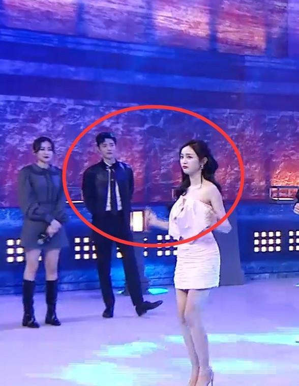 吴宣仪|当肖战的面跳舞，裙子意外往下滑，吴宣仪反应我看20遍都不过瘾