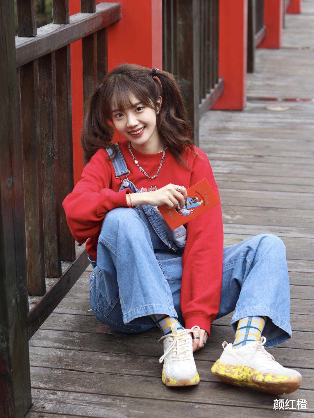 颜红橙 冬天减龄装除了羊毛绒外套，还有背带裤，俏皮减龄又有活力