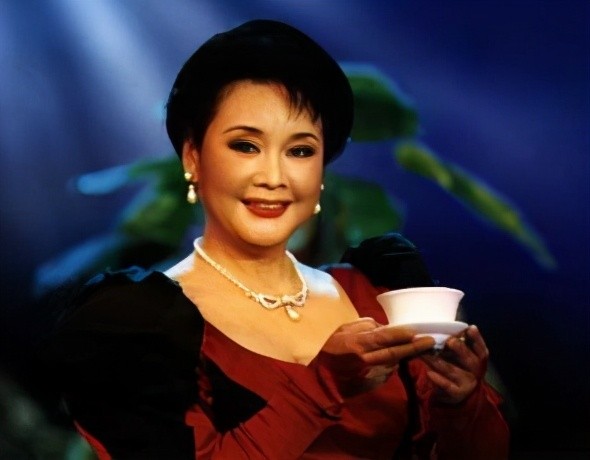 李谷一|李谷一，一婚嫁恩师，二婚嫁粉丝爱她40年，女儿怨恨她20年