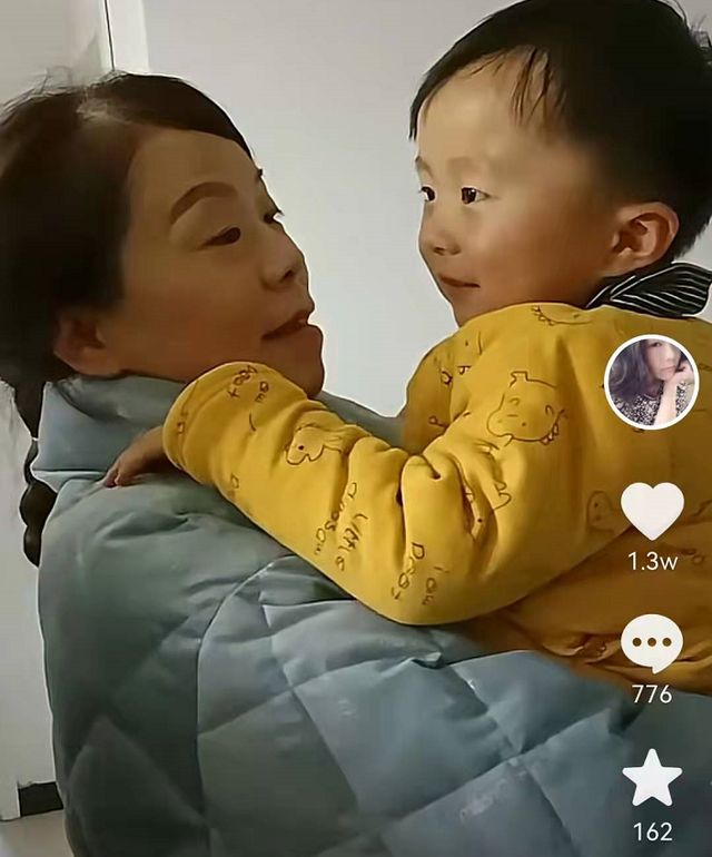 奇奇|平安夜许敏与姚威团聚：奇奇依偎在许妈怀里，这次再也舍不得松手