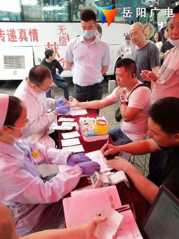 岳阳广电 岳阳的哥的姐们撸起袖子献热血