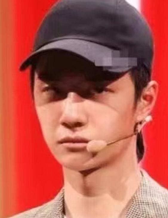 王一博|王一博颜值也“崩”了？满脸浮肿皮肤粗糙，离开滤镜连路人都不如