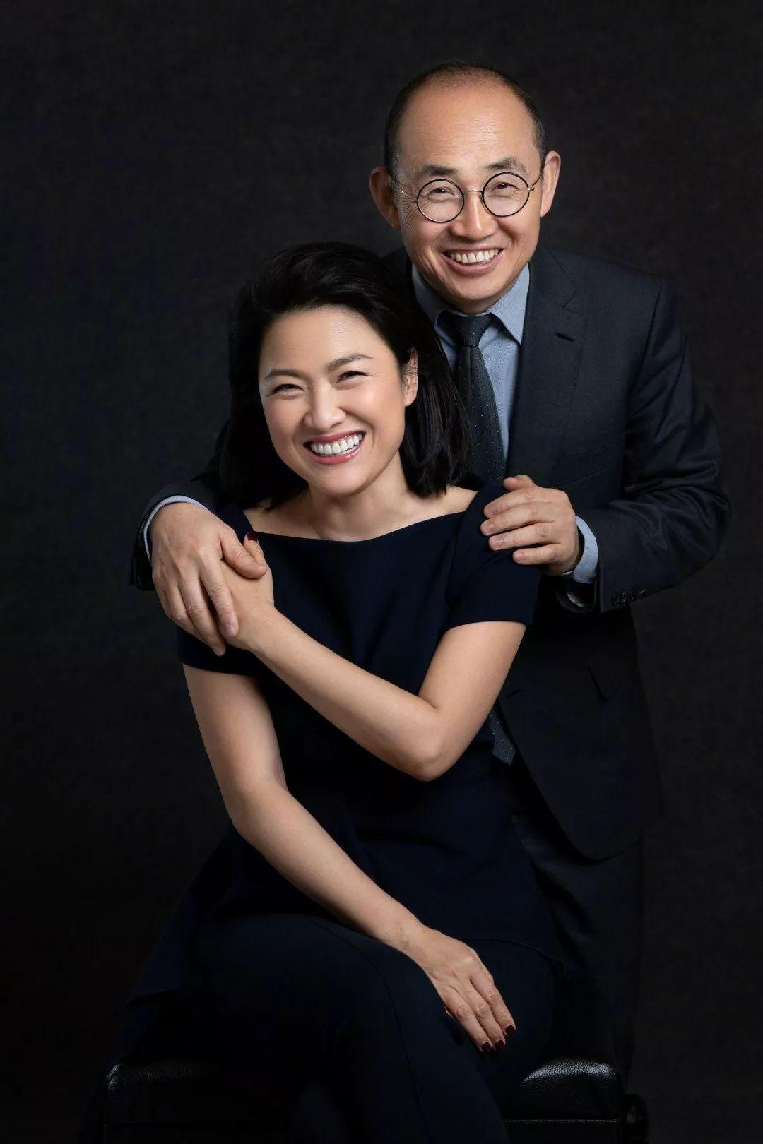 裙装 潘石屹老婆罕露面，短发配蓝裙气场强大，两口子精英气质还真登对