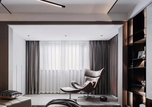 |158平现代风格装修，木格栅沙发墙、黑白灰卫生间，无主灯客厅