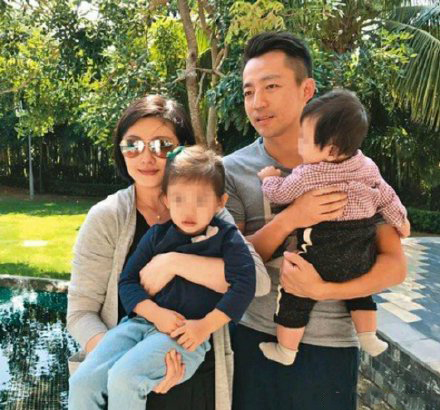 大S|44岁大S近照曝光，身材消瘦小腿似麻杆、发际线后移面容憔悴！