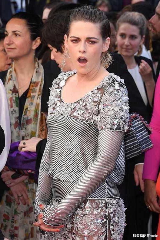 服装搭配师main|她是荧屏女神“暮光女”,剪短发越变越帅,光脚走红毯被赞真性情