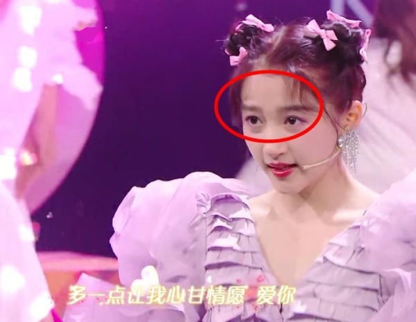 赵奕欢|关晓彤皮肤被热议，黑眼圈粉底遮不住，确定20多岁？