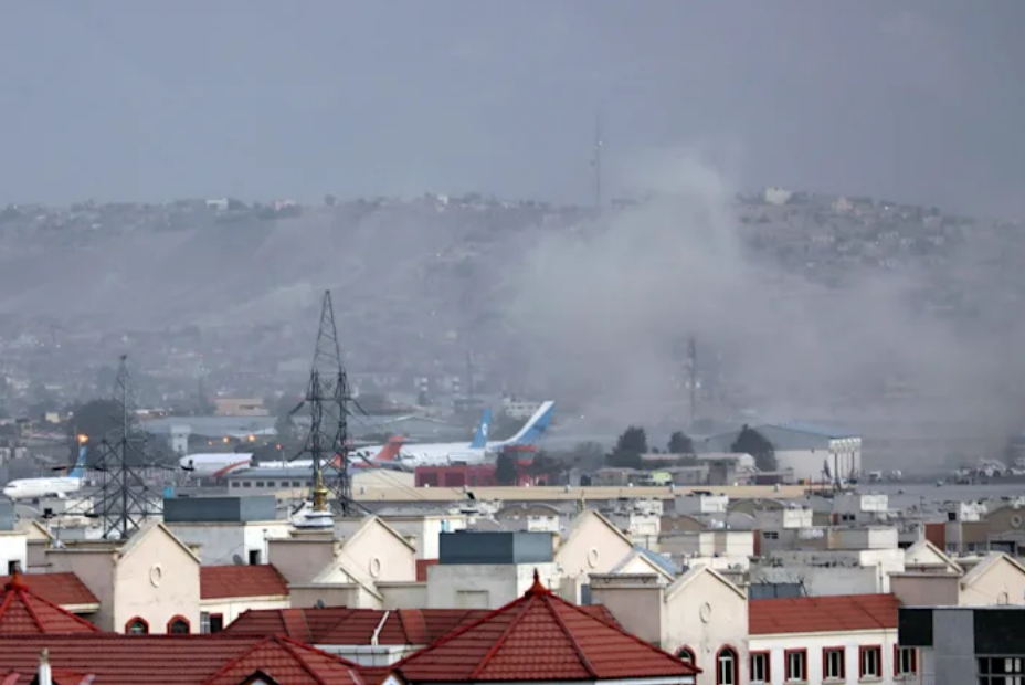 喀佈爾機場，自殺式爆炸造成11名美軍士兵和1名海軍軍醫死亡-圖3
