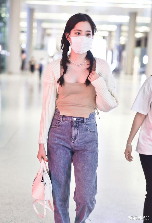 欧阳娜娜|21岁欧阳娜娜现身北京机场，穿吊带背心扎双马尾，状态不像00后