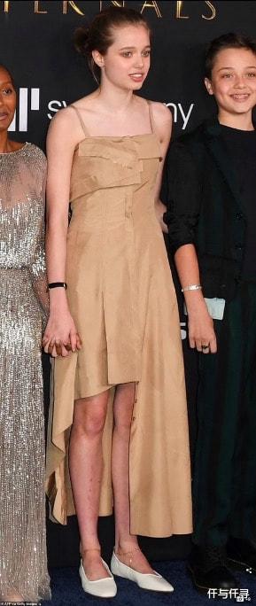 安吉丽娜·朱莉|朱莉重回女神光彩，下巴扣充满异国风情，长女希洛终于穿成女孩子