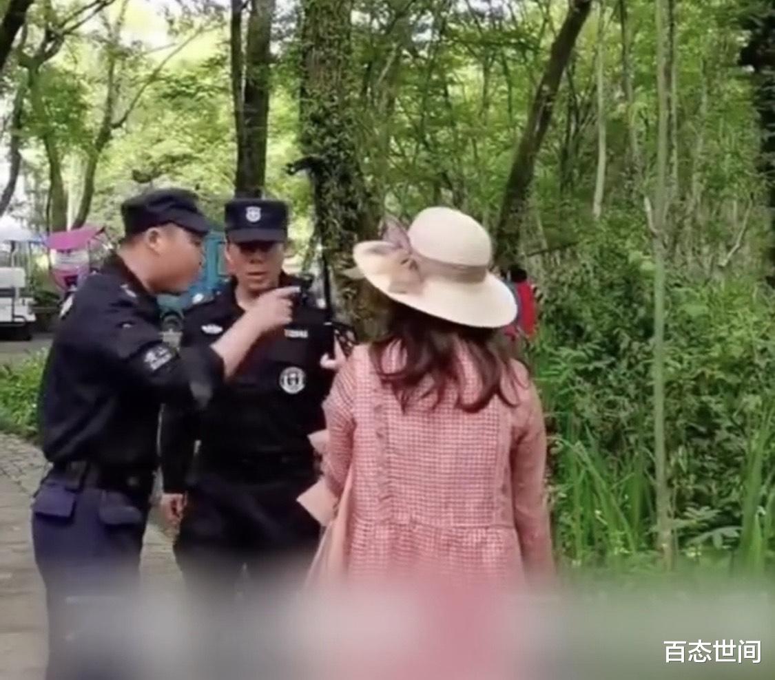 百态世间 黄山景区女游客不满保安阻止自己进草丛,耍赖狡辩:你写牌子了?