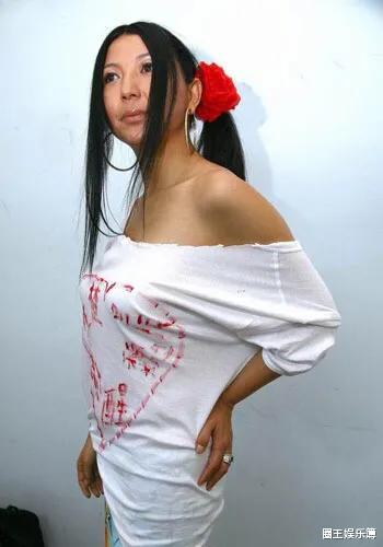 杨二车娜姆|《快男》评委杨二车娜姆近照二三十年不换发型，如今她怎么样了