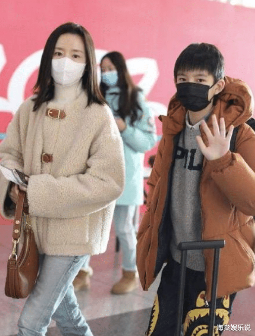 董洁|董洁儿子时尚气质太出众，12岁身高暴增玉树临风，和潘粤明太像了