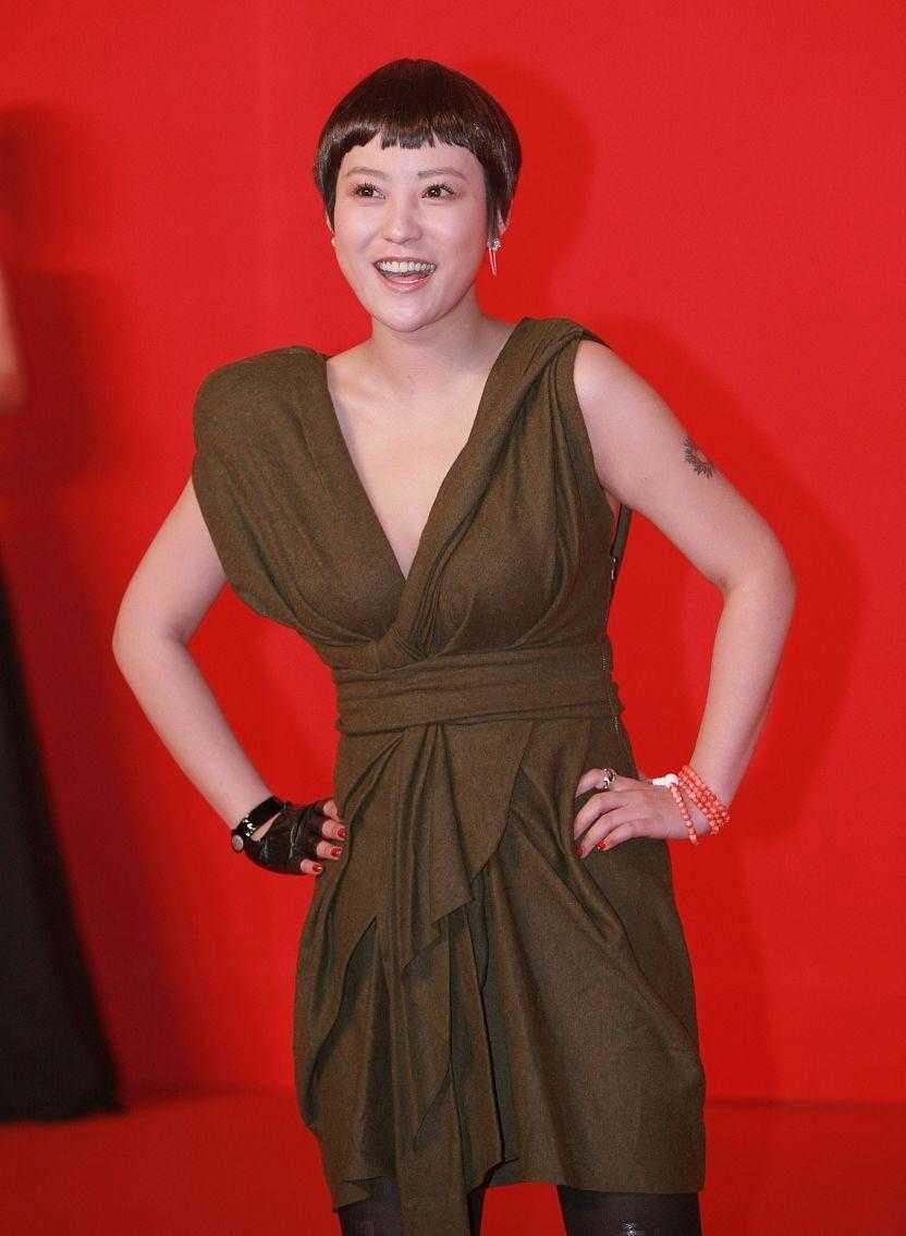 运动|郝蕾把“微胖精髓”穿出来了，穿一件深v领无袖连衣裙，高贵优雅