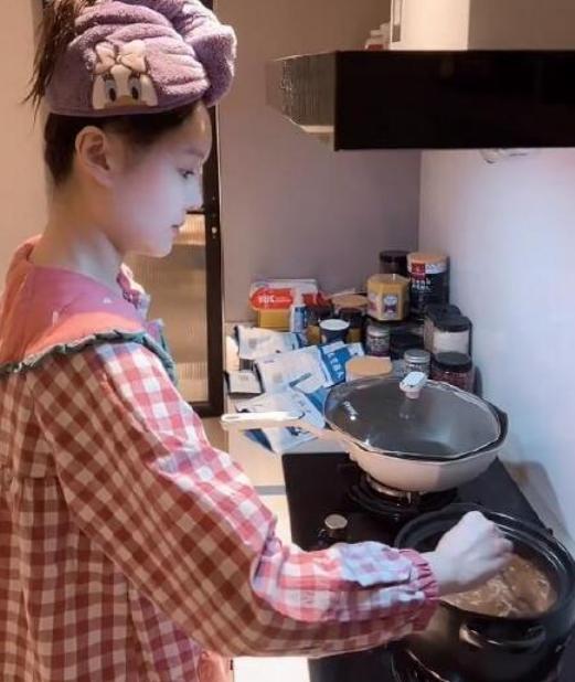 赵本山|赵本山女儿生病还要伺候男友，强颜欢笑惹怒粉丝，男友回应太奇葩