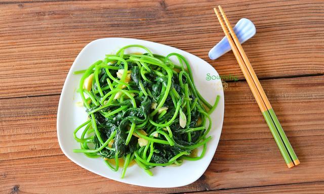 小东妈妈育儿|进入7月，遇见这菜必买，加大蒜炒一炒，拿肉都不换，太好吃了！