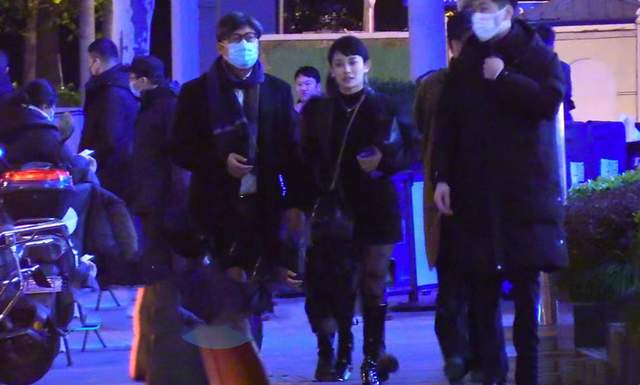 李湘|李湘恋情曝光后首露面！独自现身获路人侧目，打电话训人超霸气