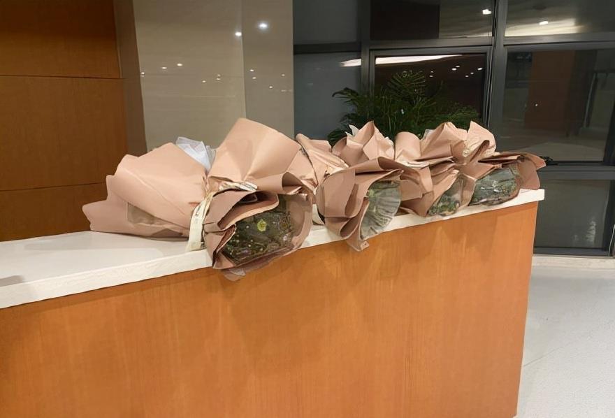 二师姐的花事心情 罗云熙伤情不严重，脸部淤青流血，可能需要打麻药缝合处理