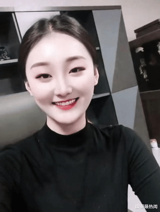 陈亚男|陈亚男18岁旧照曝光，身穿学士服神情严肃，其学历引网友质疑